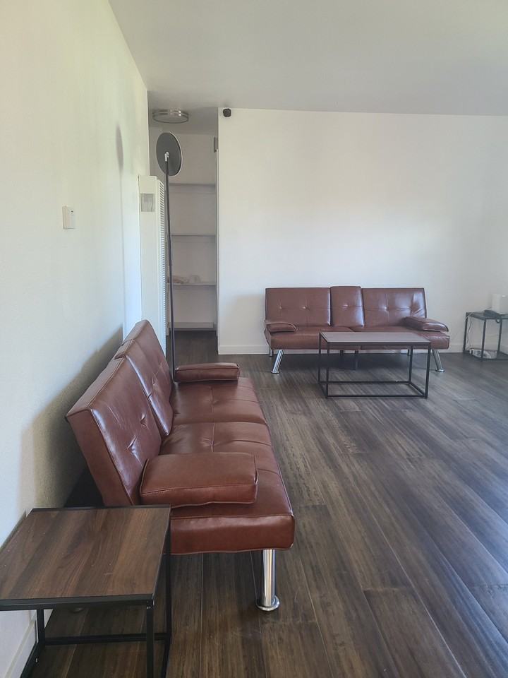 804 S Gregory St - Photo 4 of 11