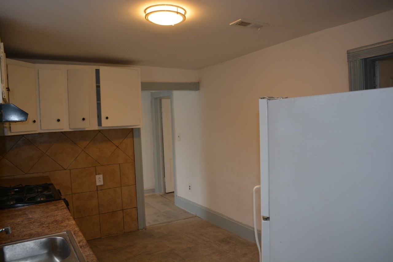 711 Roberts St #2R - Photo 3 of 10