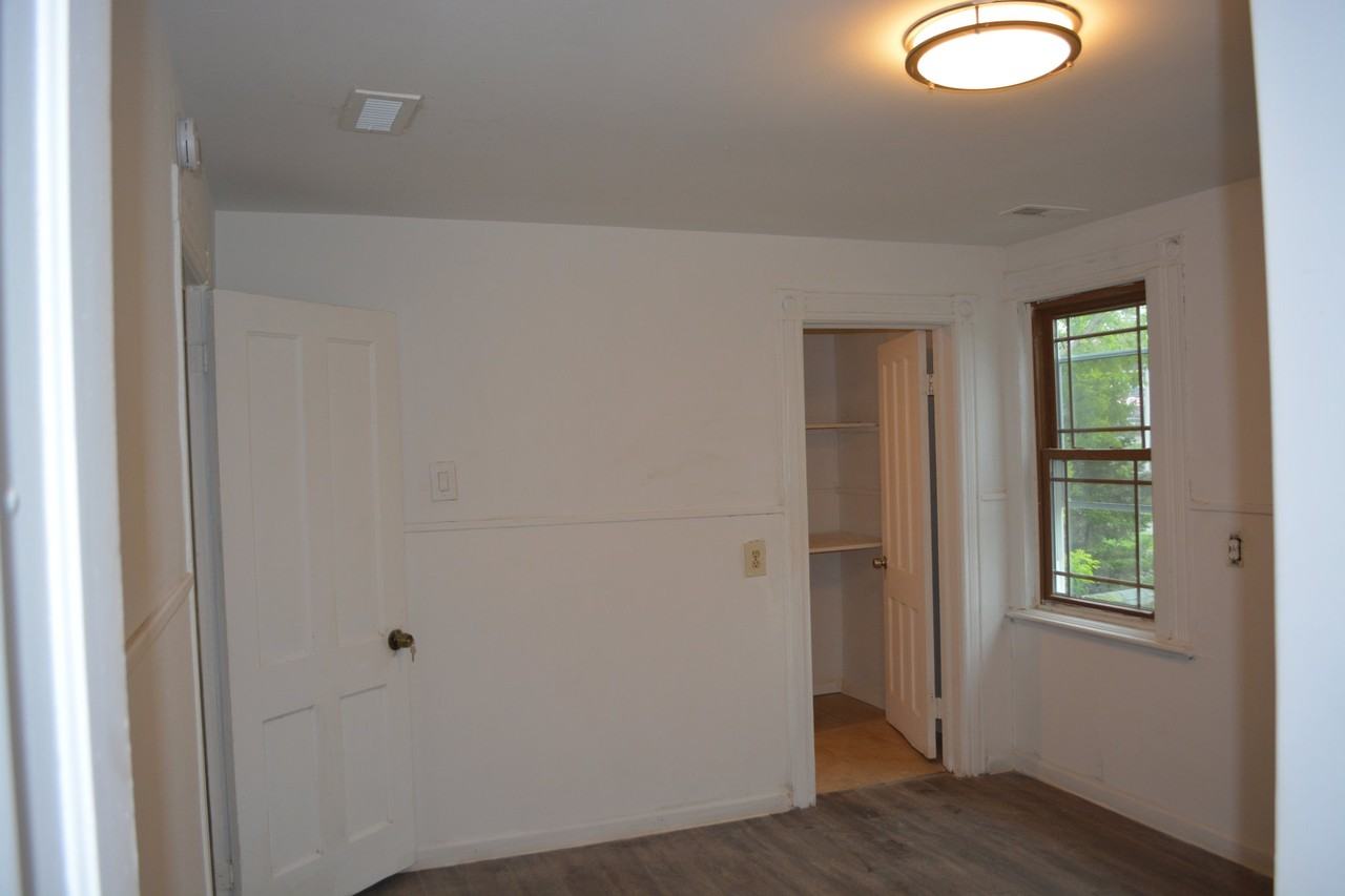 711 Roberts St #2R - Photo 4 of 10
