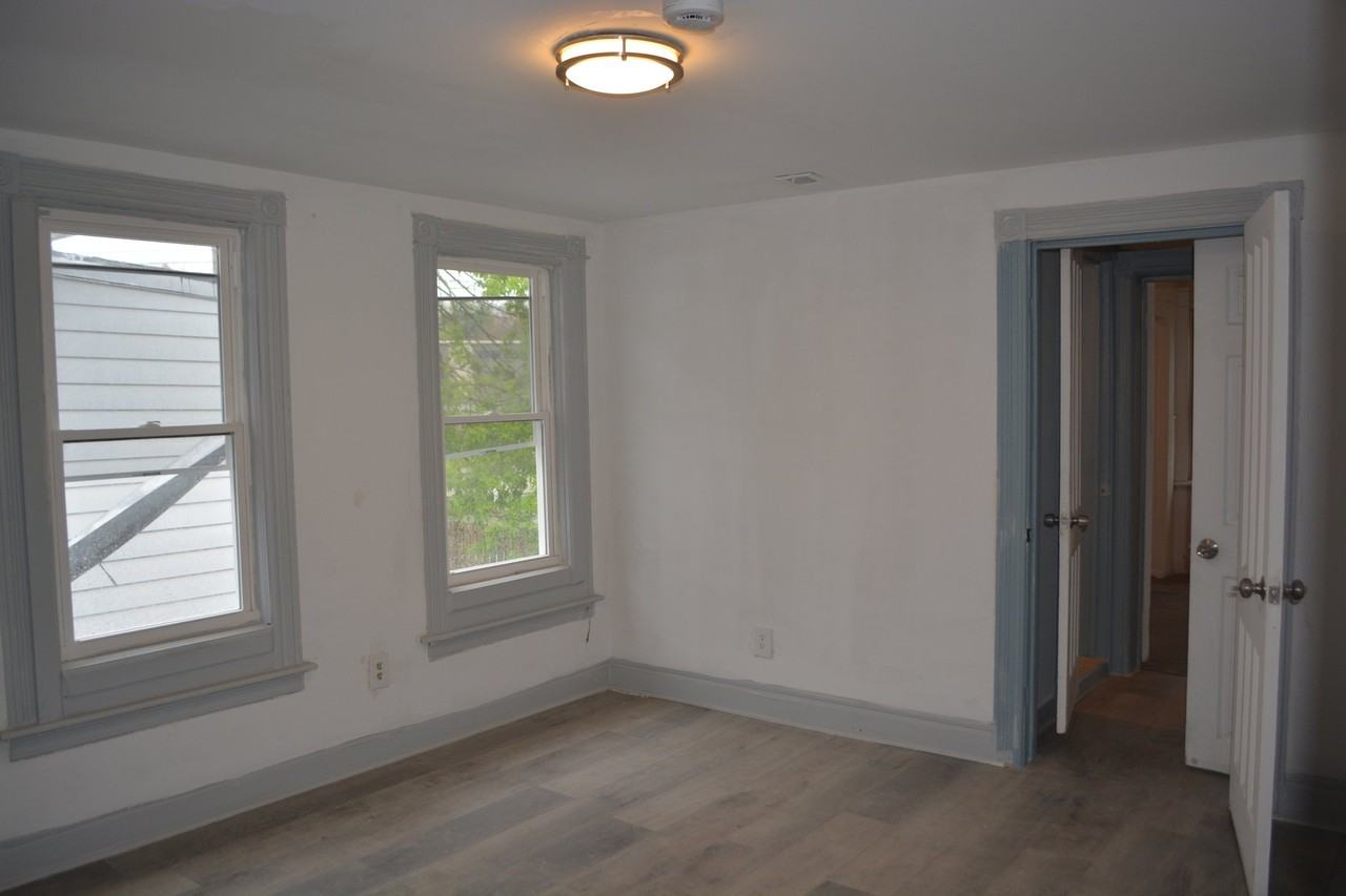 711 Roberts St #2R - Photo 5 of 10