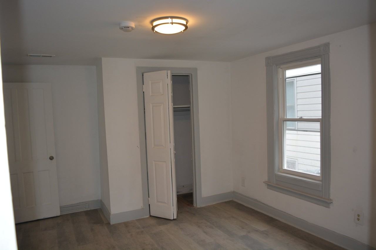 711 Roberts St #2R - Photo 6 of 10