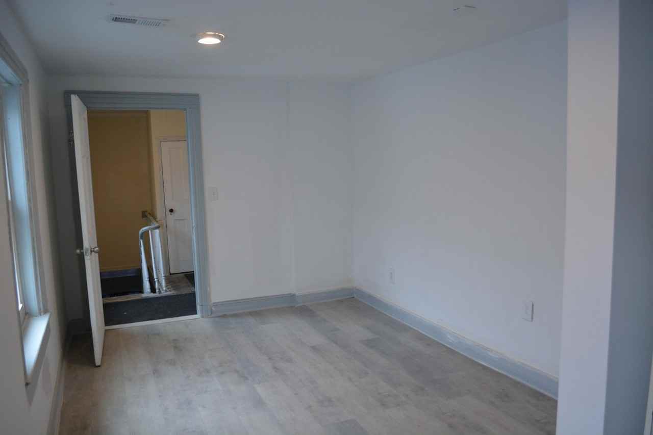 711 Roberts St #2R - Photo 7 of 10