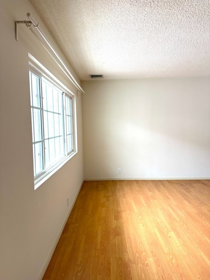 707 N Genesee Ave #7 - Photo 4 of 20
