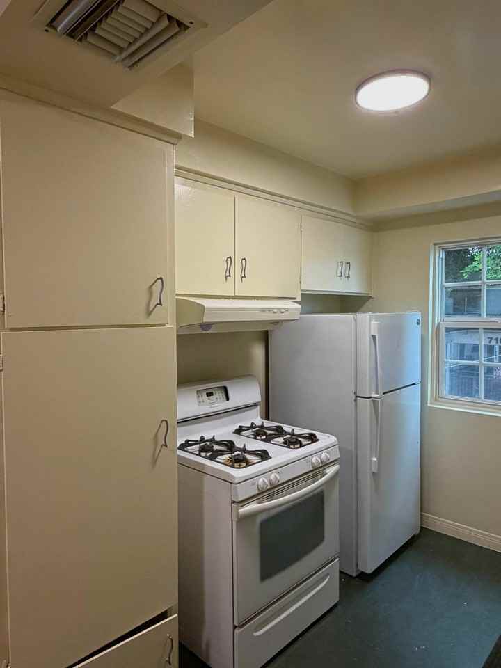 707 N Genesee Ave #7 - Photo 7 of 20