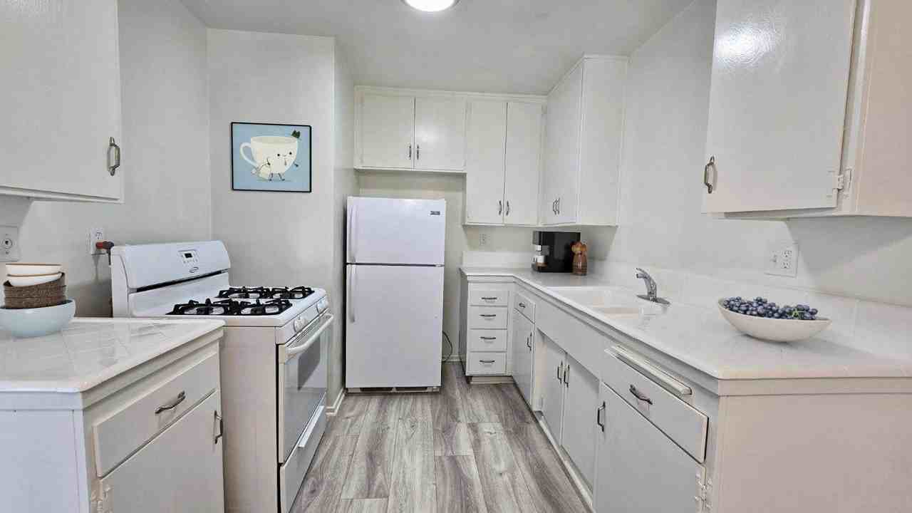 110 S Michigan Ave #6 - Photo 2 of 4