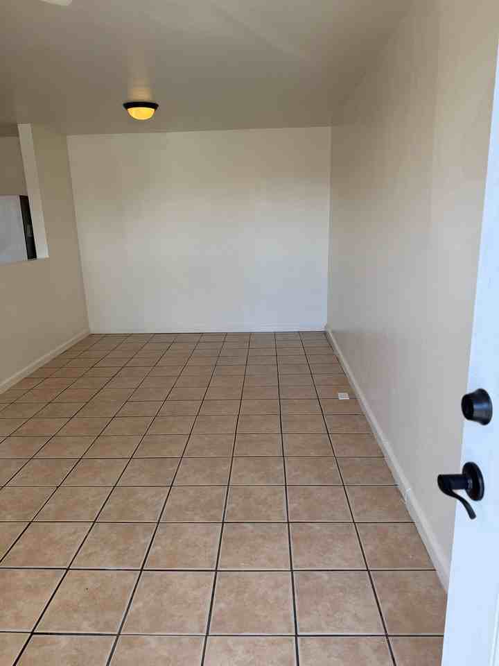 12940 Prairie Ave #C - Photo 2 of 9