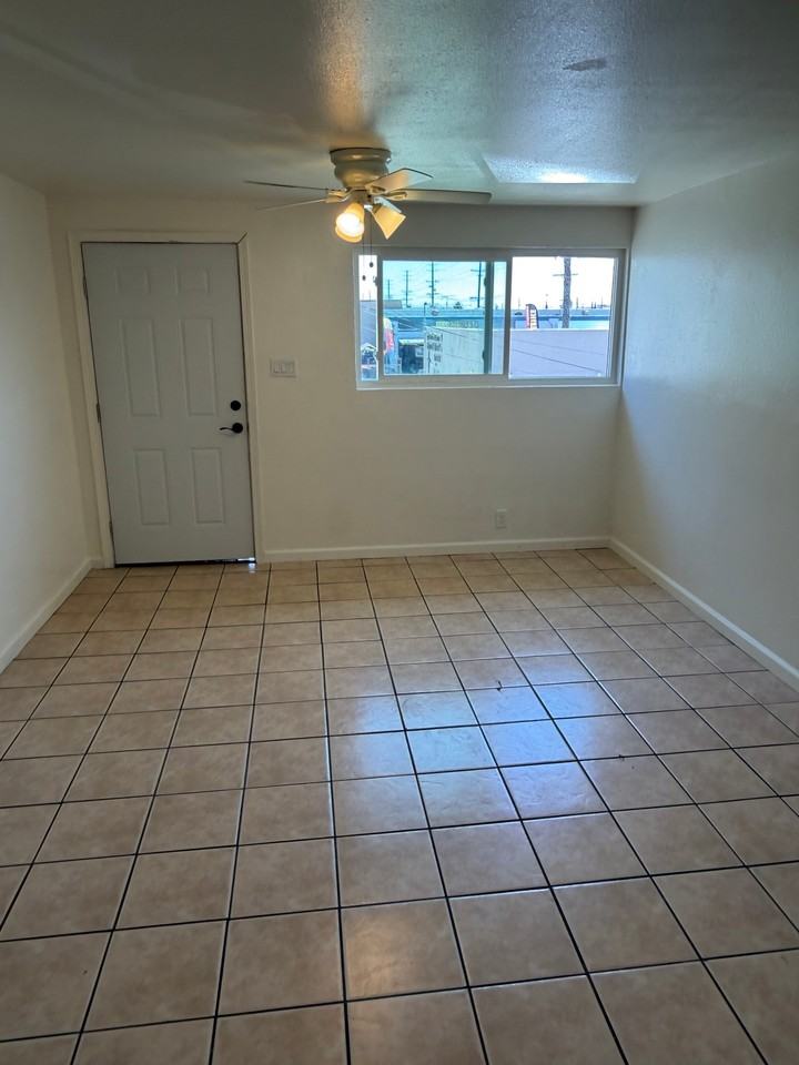12940 Prairie Ave #C - Photo 3 of 9