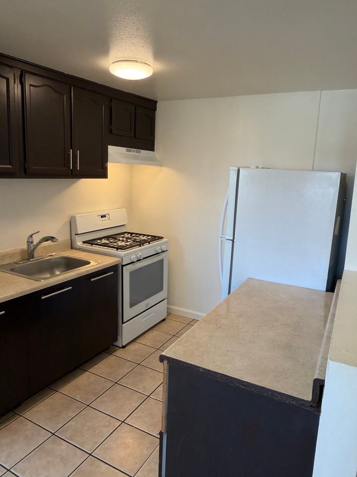 12940 Prairie Ave #C - Photo 5 of 9