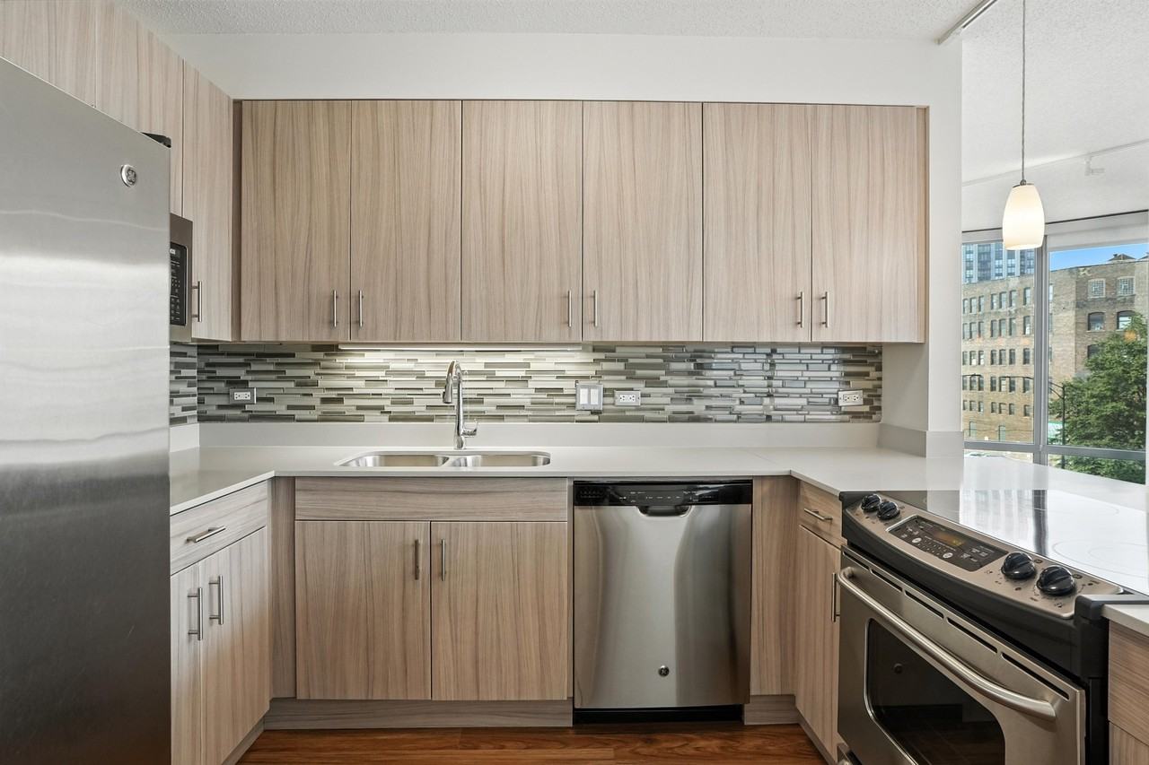 512 N Kingsbury St - Photo 3 of 19