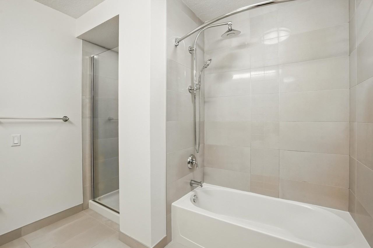 512 N Kingsbury St - Photo 7 of 19