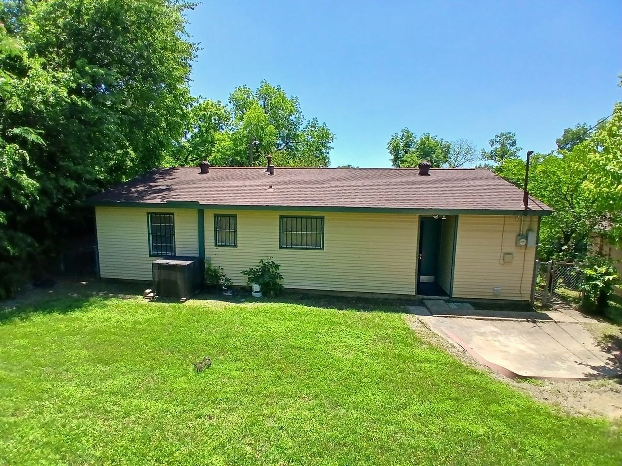 2557 Talco Dr - Photo 2 of 26
