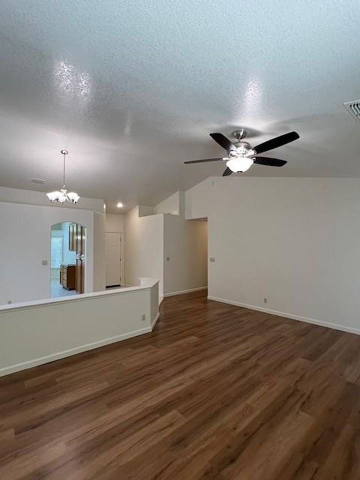 1528 Dickinson Dr - Photo 2 of 23