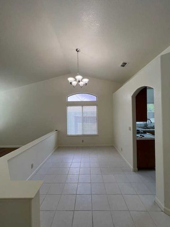 1528 Dickinson Dr - Photo 4 of 23