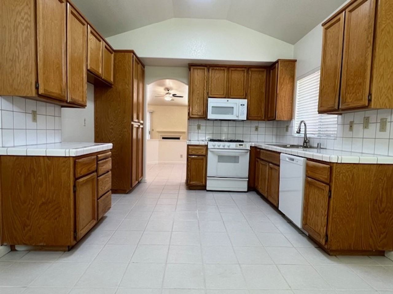 1528 Dickinson Dr - Photo 5 of 23