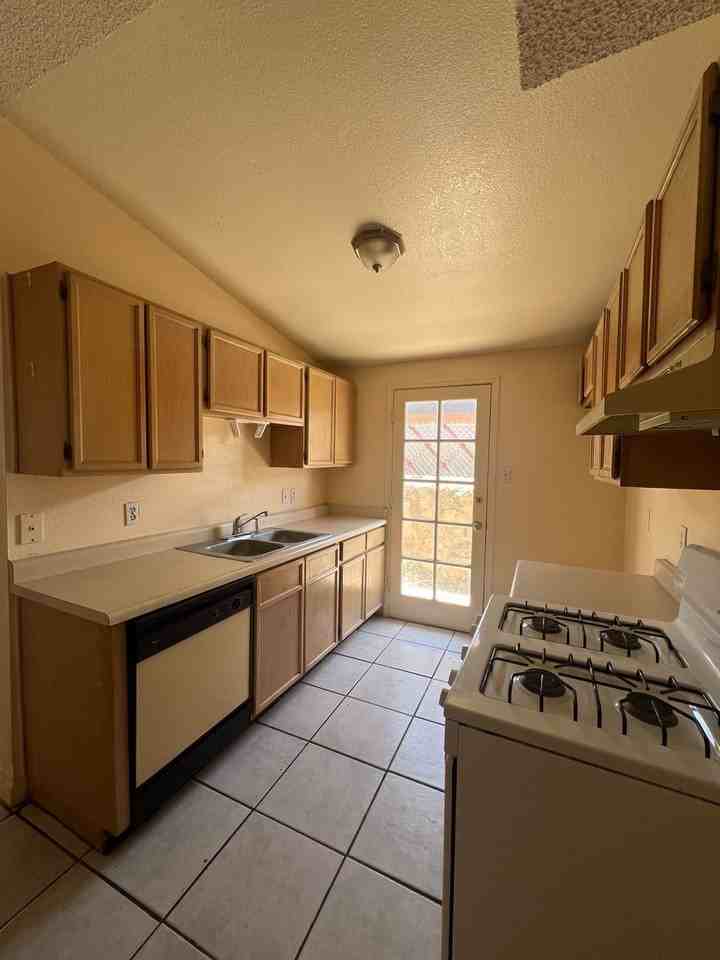 1002 Green Lilac Cir - Photo 4 of 12
