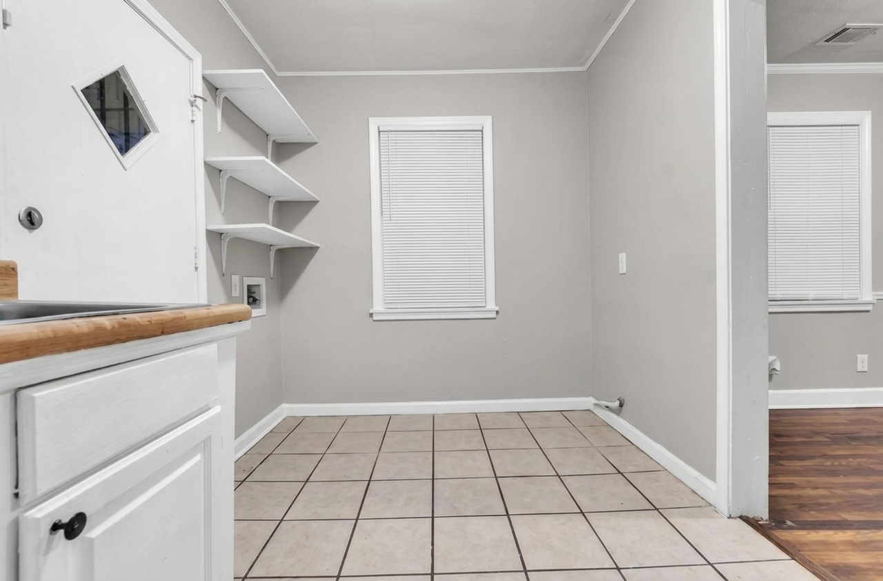 1017 Gordon St - Photo 5 of 10