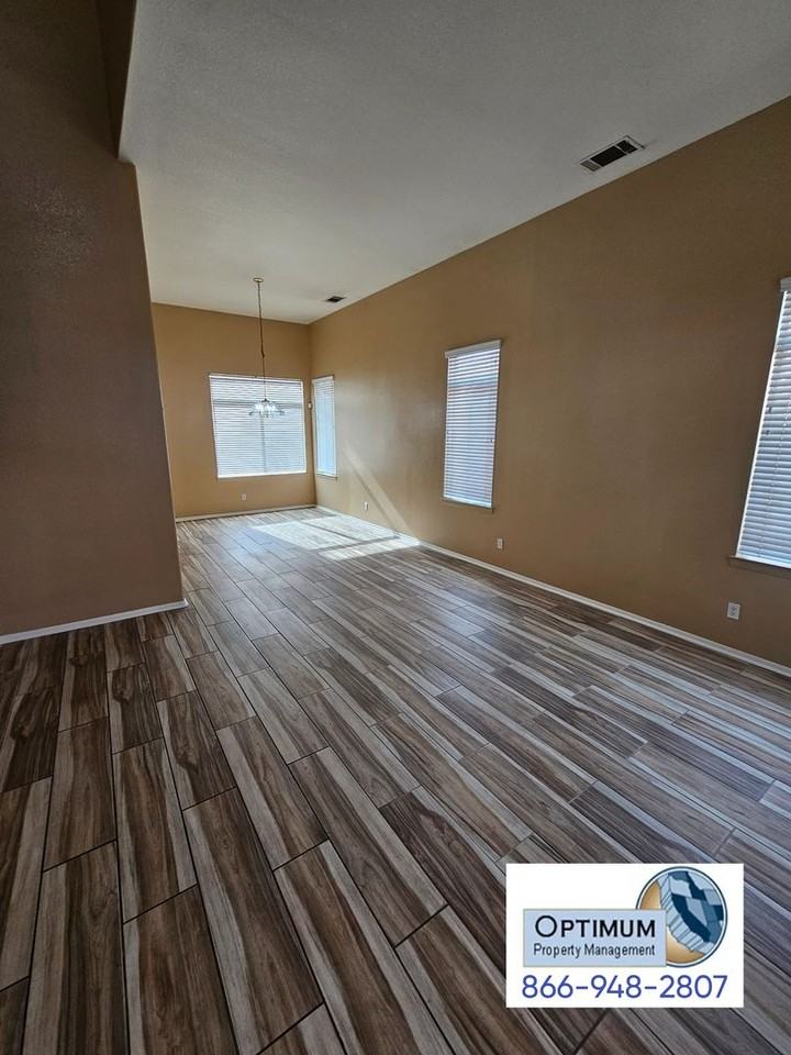 17593 Dayton St - Photo 4 of 29