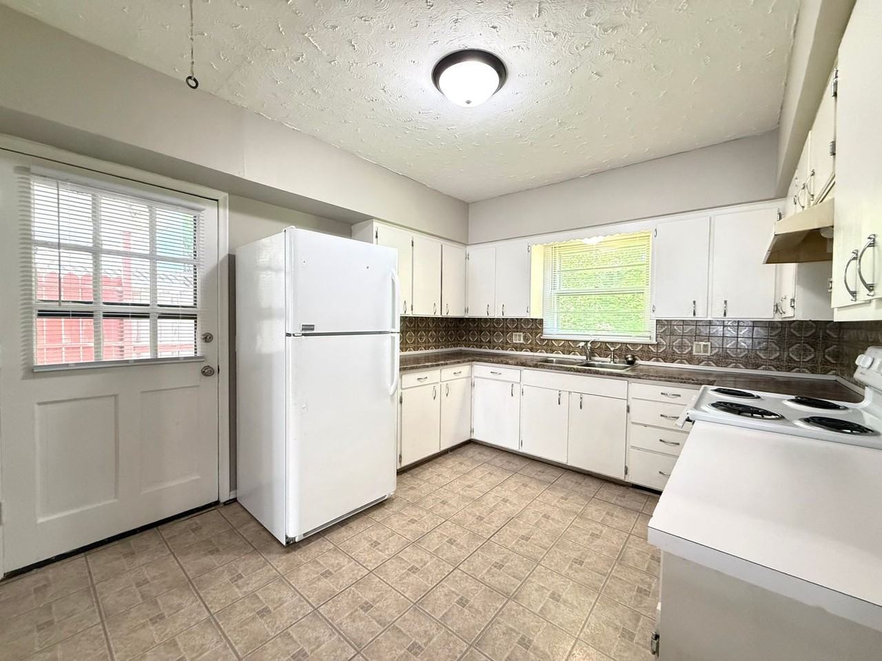 422 Franklin Ave - Photo 5 of 15