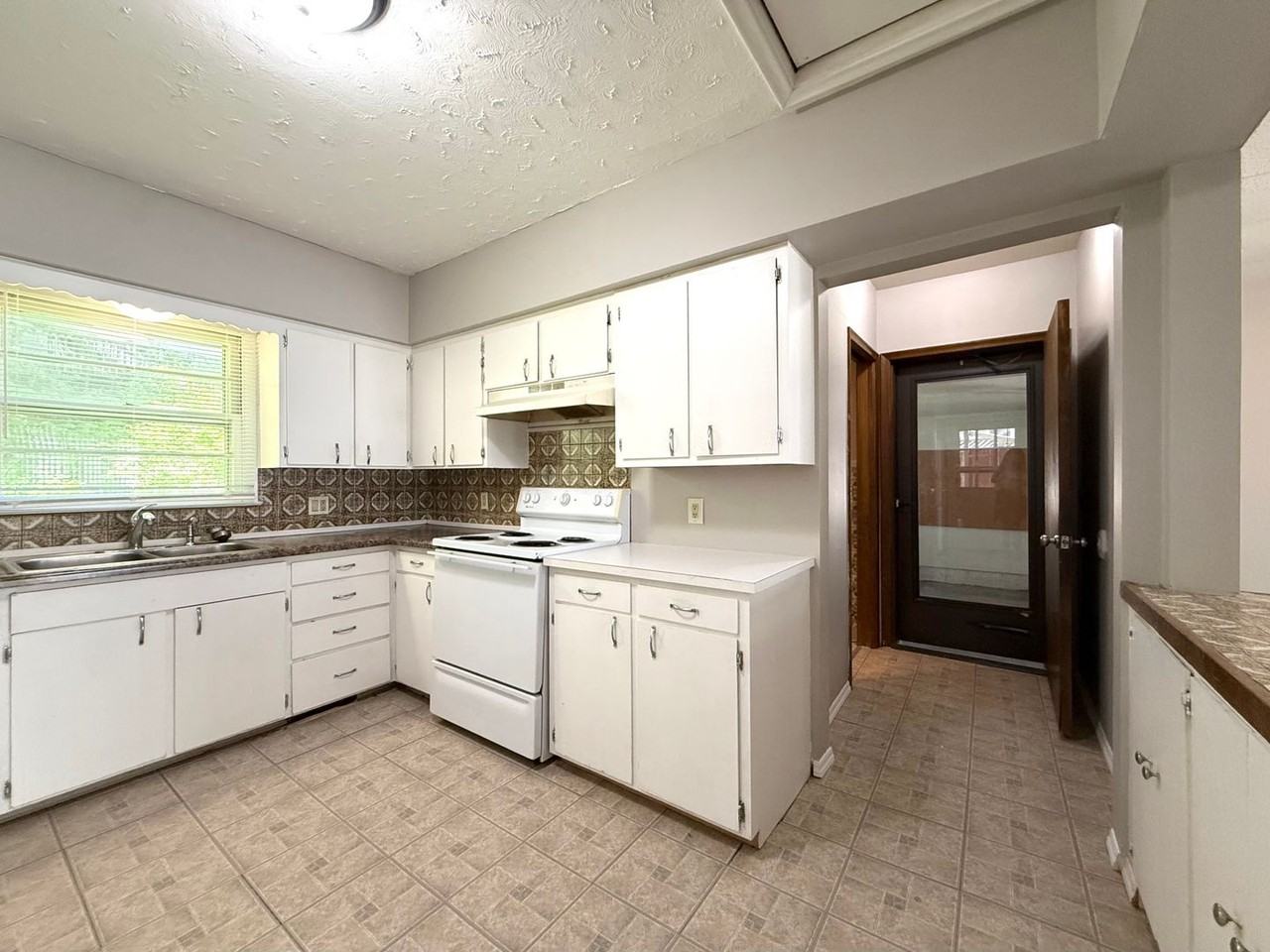 422 Franklin Ave - Photo 6 of 15