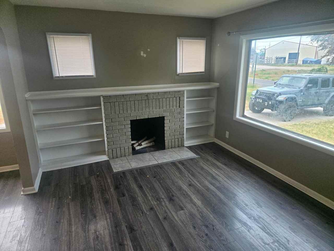 2406 N Ella Rd - Photo 2 of 21