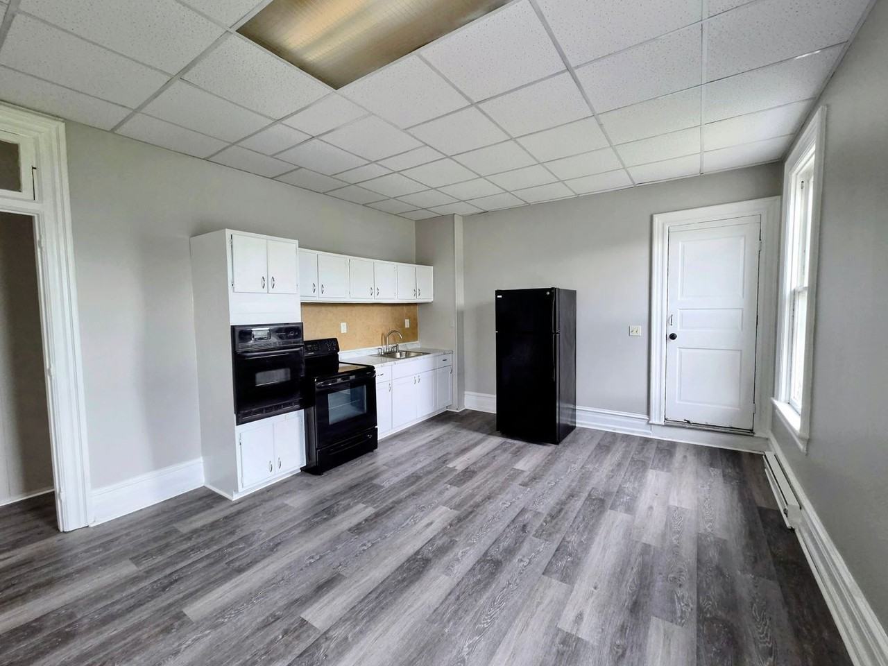 146 Front St - Photo 3 of 11