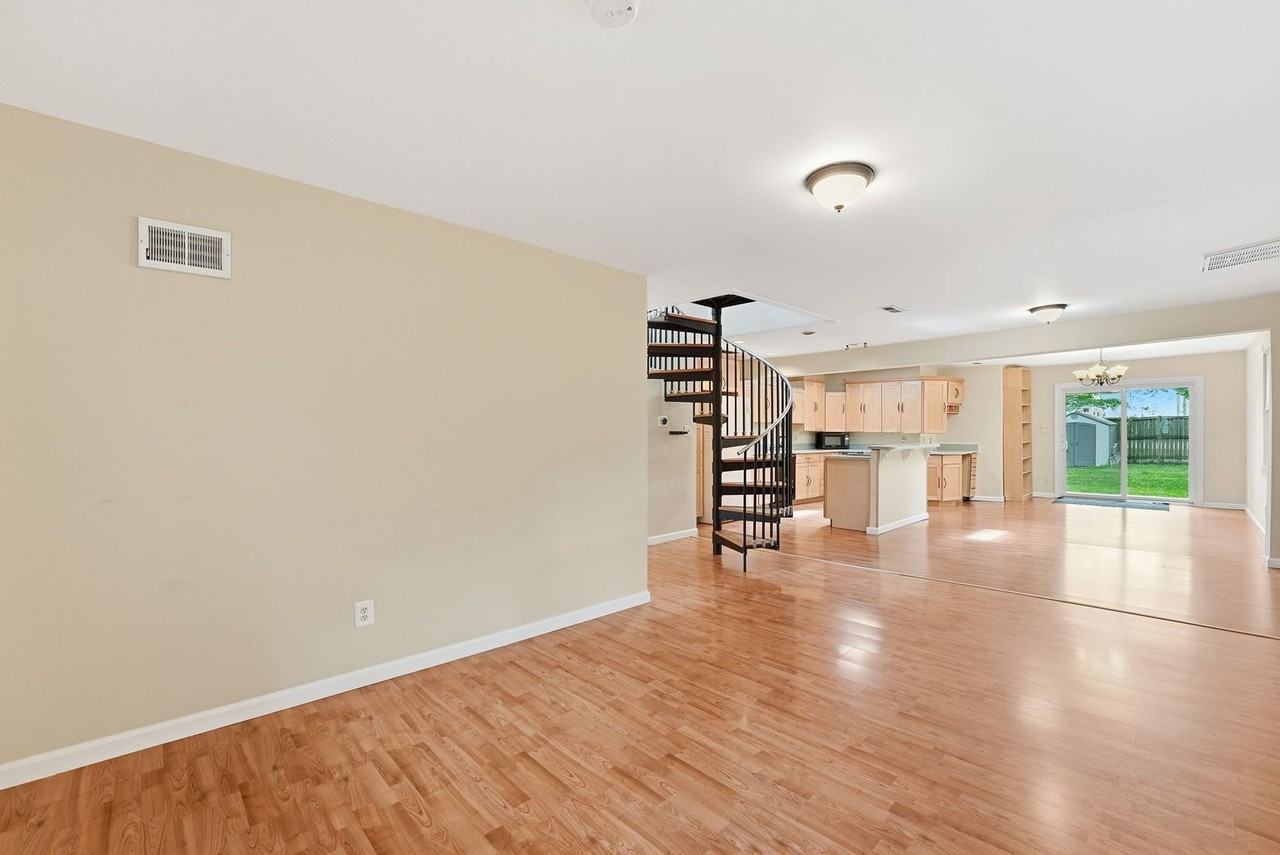 7605 Fisher Dr - Photo 3 of 24