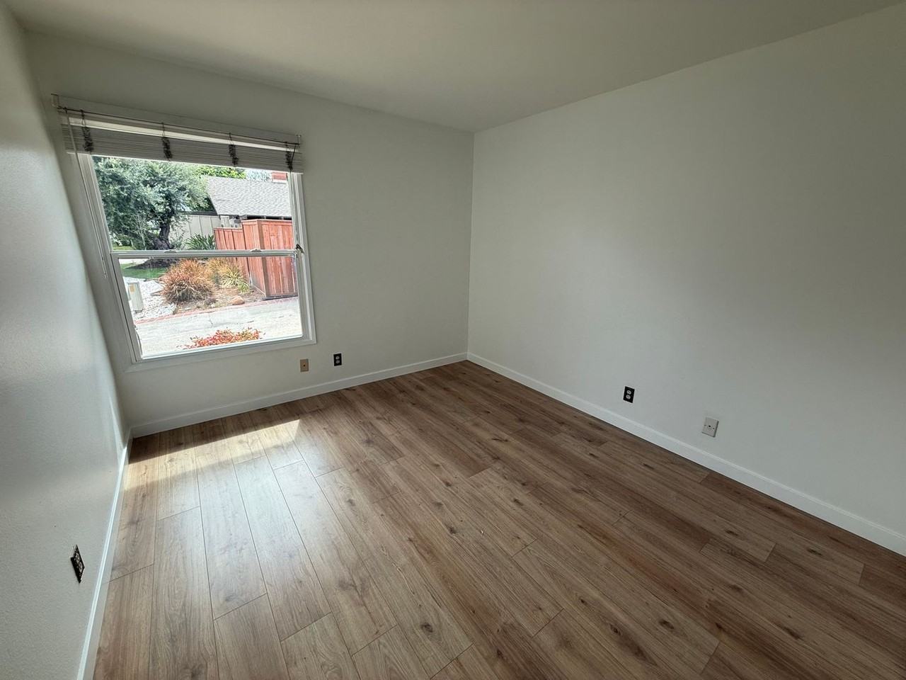 24625 Overlake Dr - Photo 6 of 14
