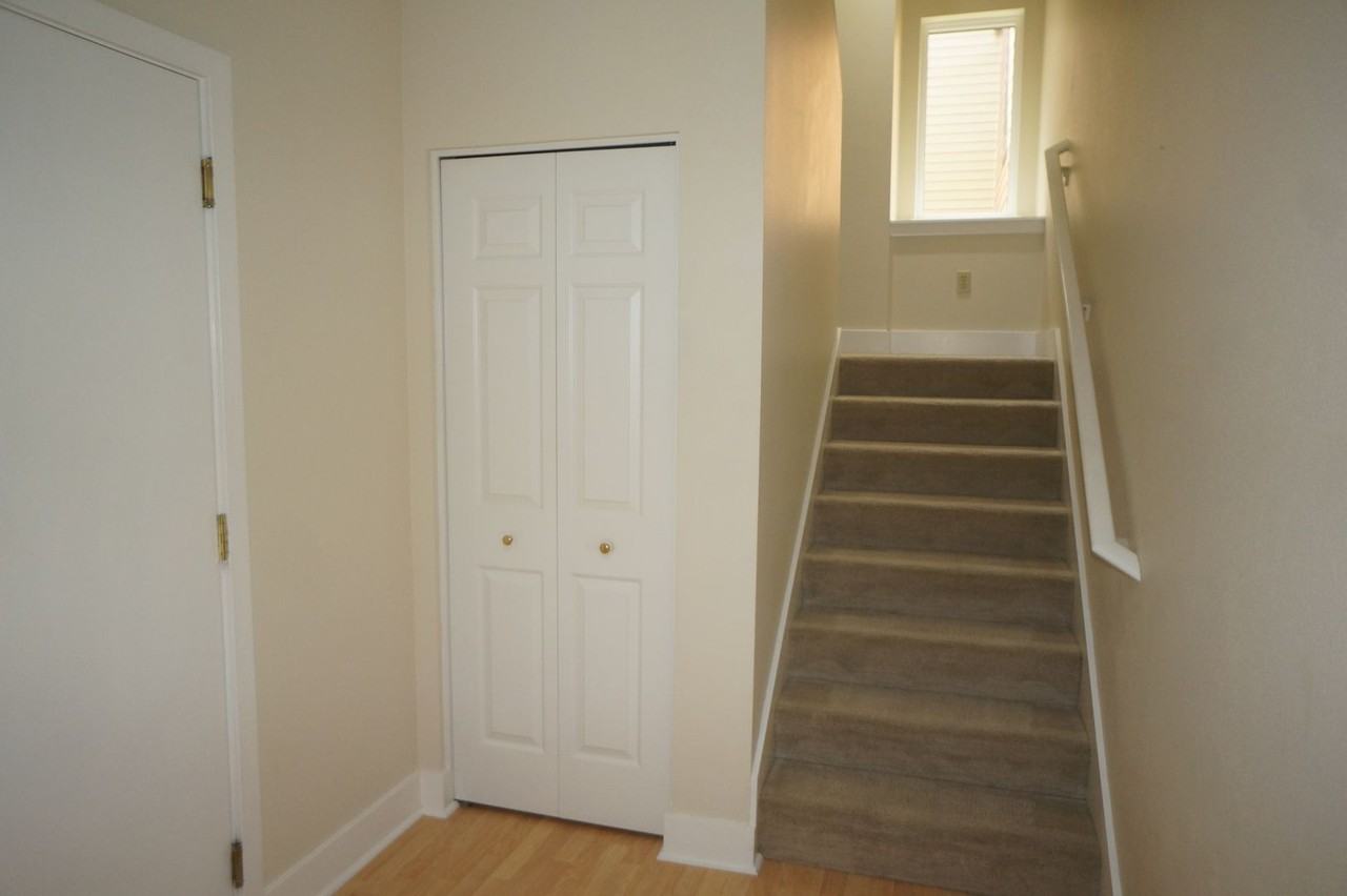 735 Se 34th Ave - Photo 3 of 26