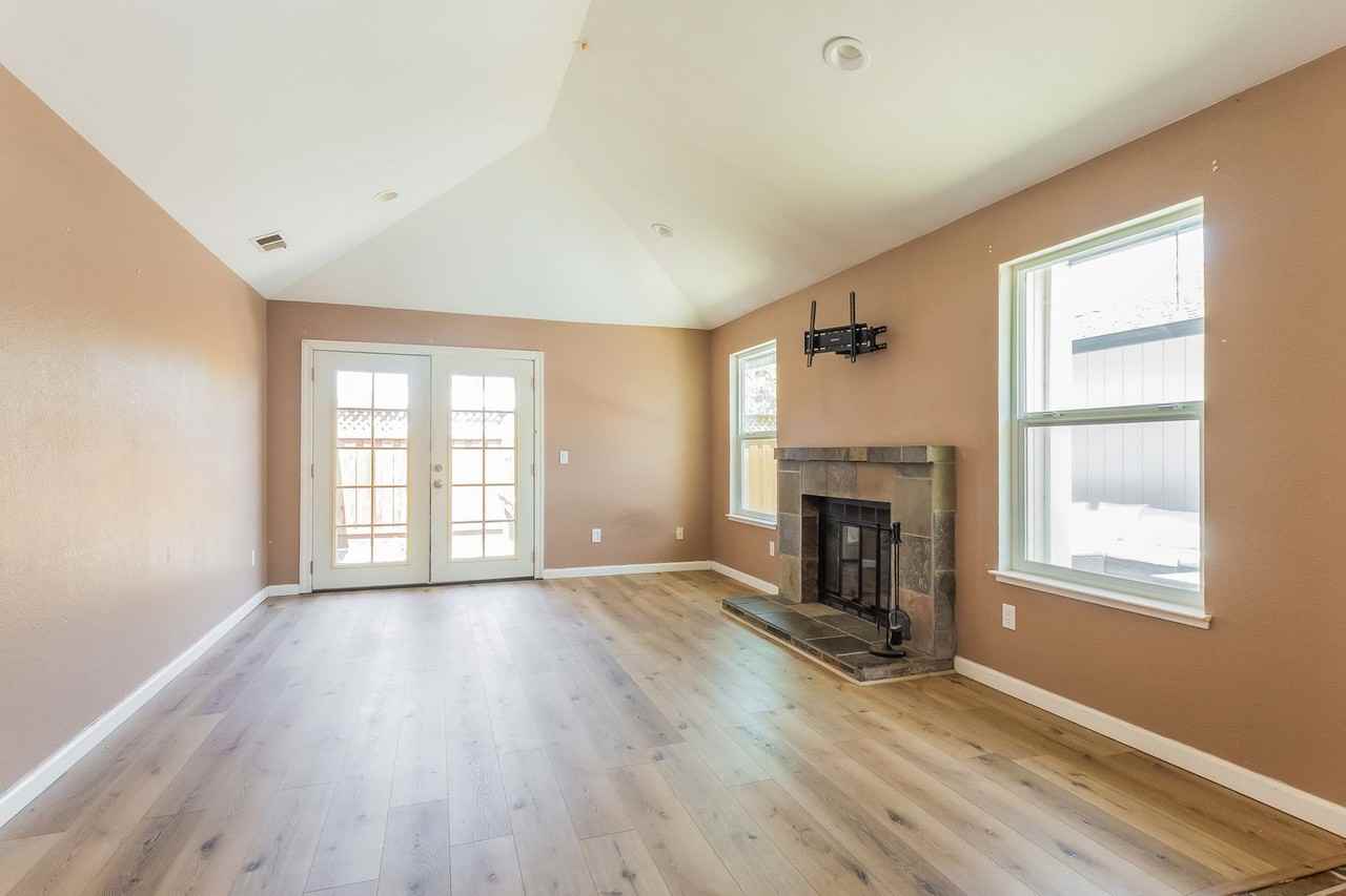 2048 Pinercrest Dr - Photo 2 of 23