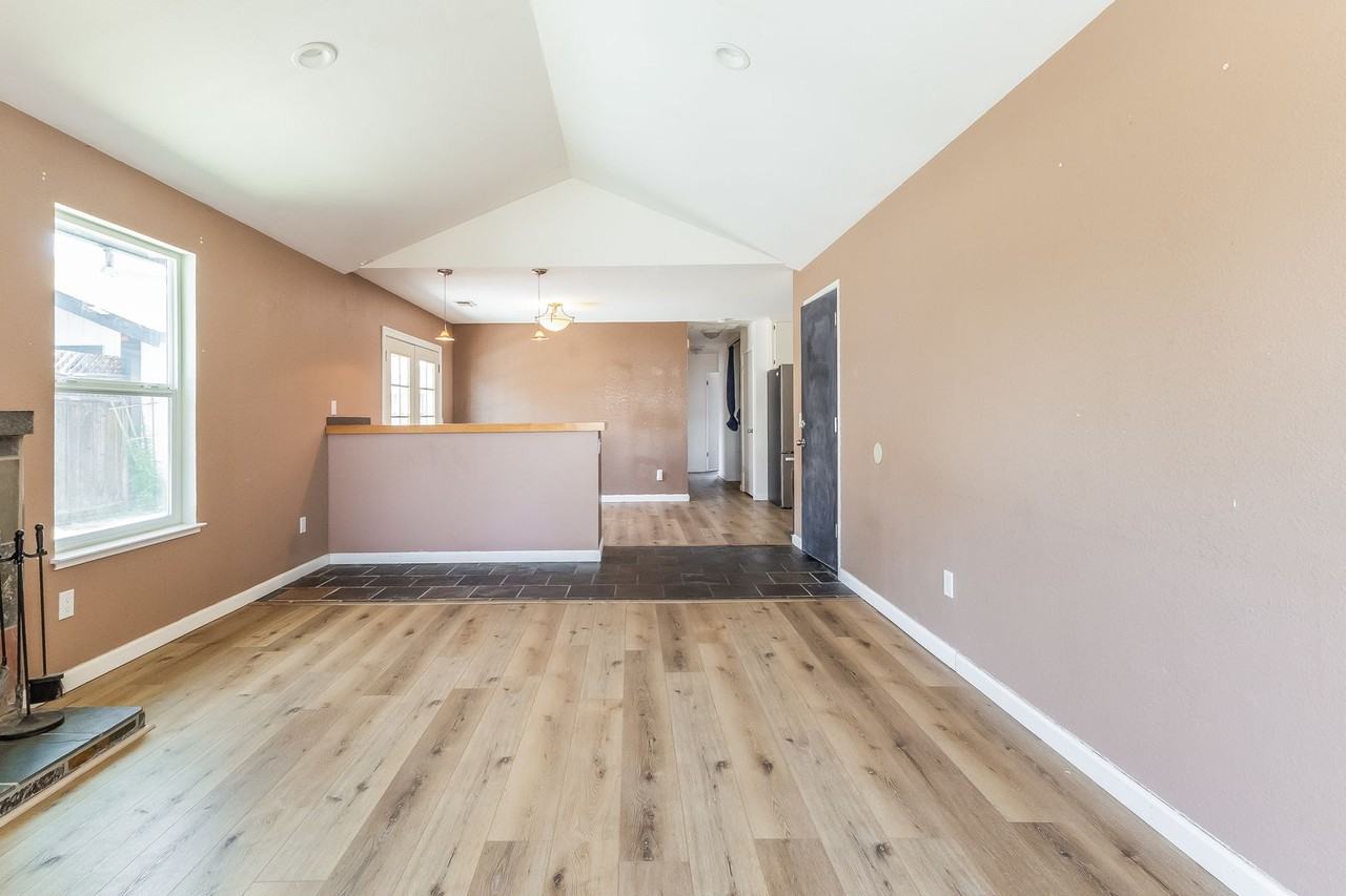 2048 Pinercrest Dr - Photo 3 of 23