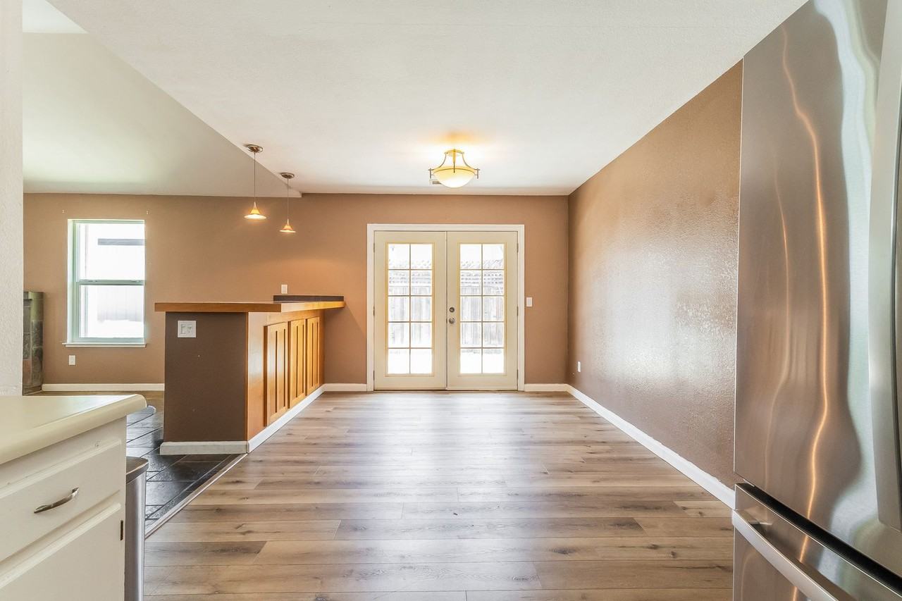 2048 Pinercrest Dr - Photo 5 of 23