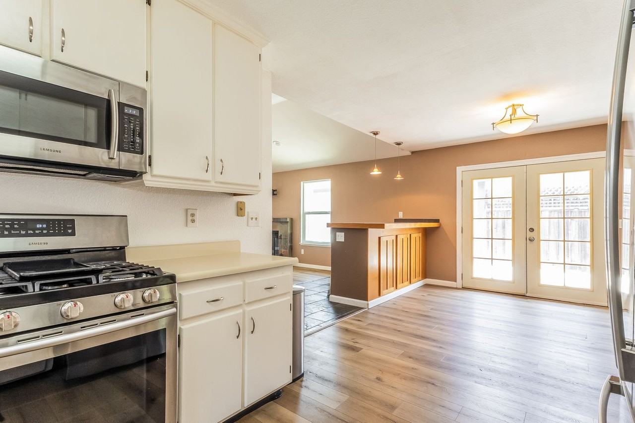 2048 Pinercrest Dr - Photo 6 of 23