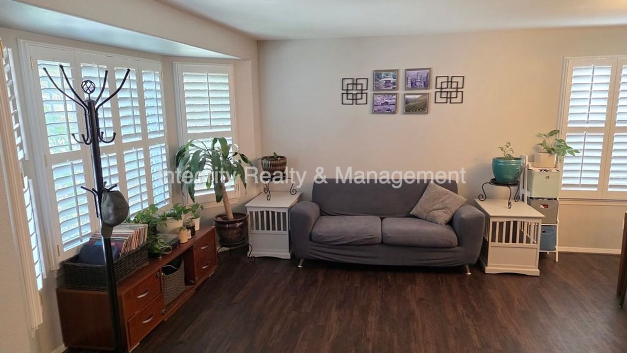 3425 White Oak Ln - Photo 4 of 46