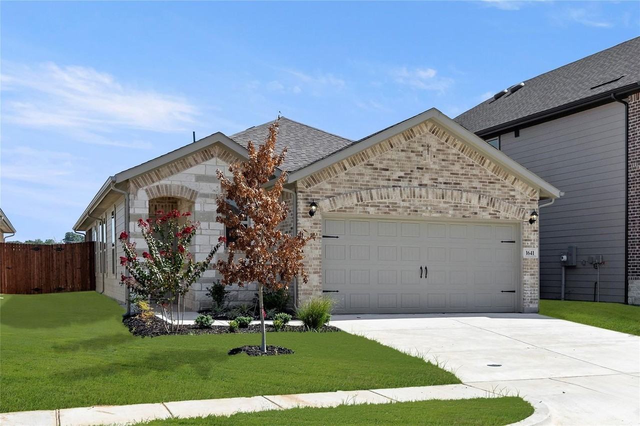 1641 Meadow Crest Dr - Photo 2 of 28
