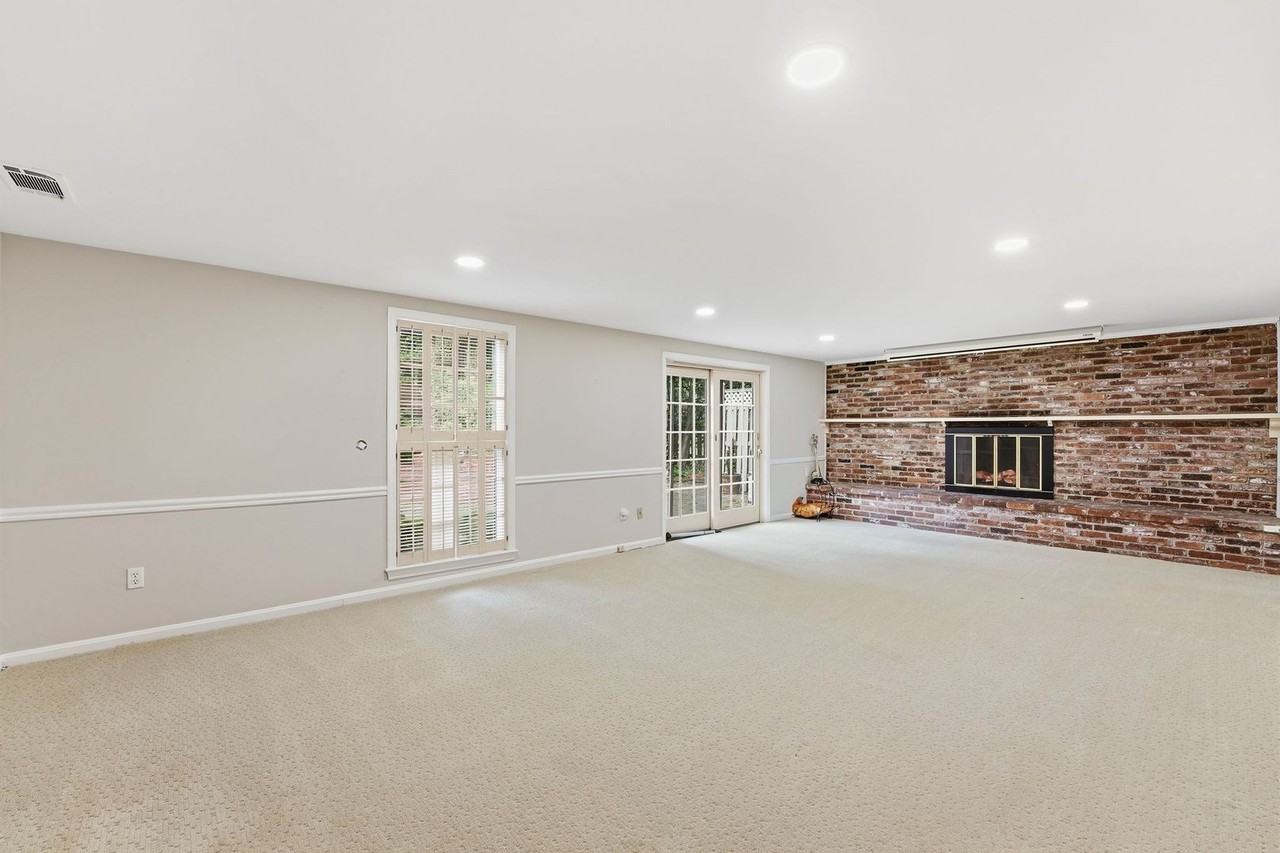 2419 Claremont Dr - Photo 2 of 39