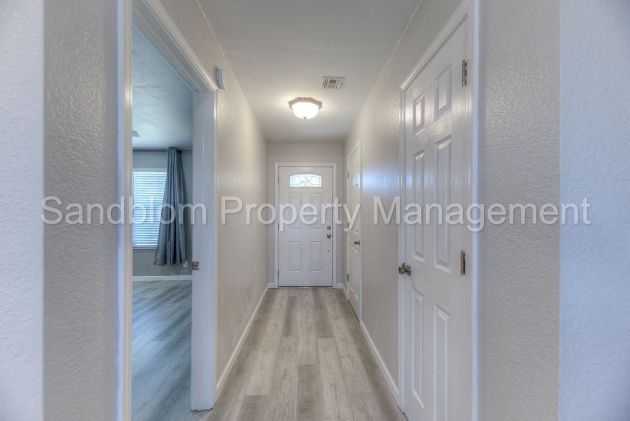 2112 N 21st St - Photo 3 of 26