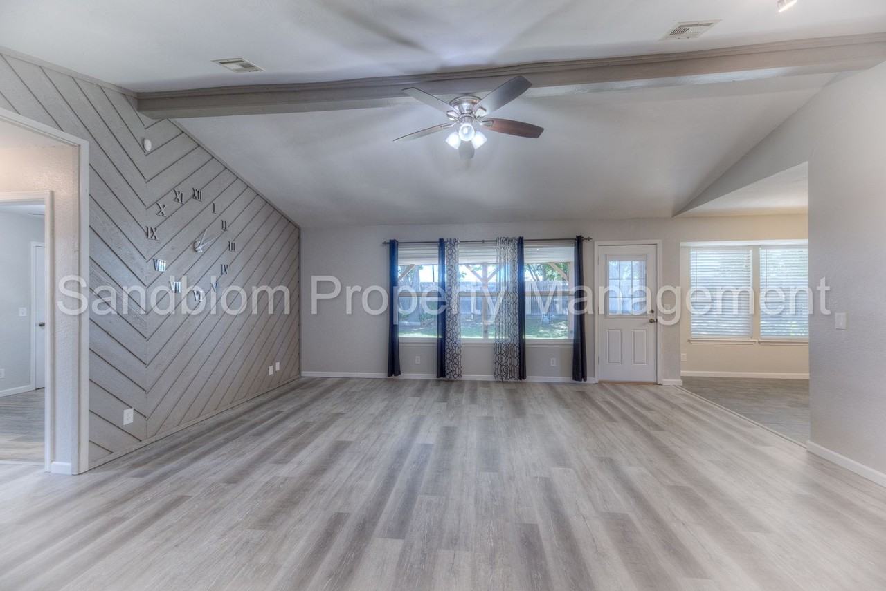 2112 N 21st St - Photo 4 of 26