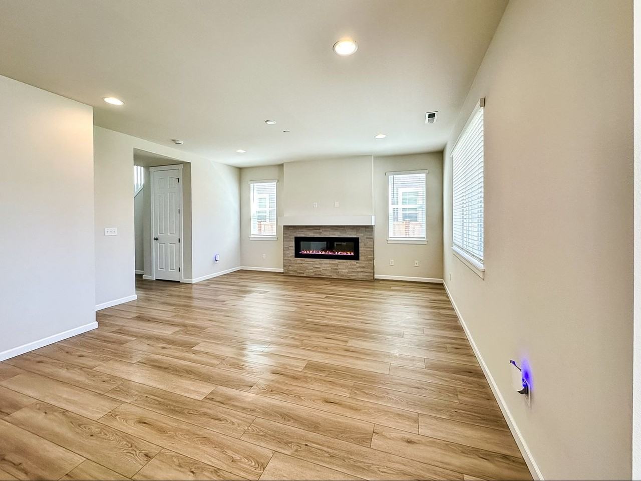 7468 87th Dr Ne - Photo 3 of 22