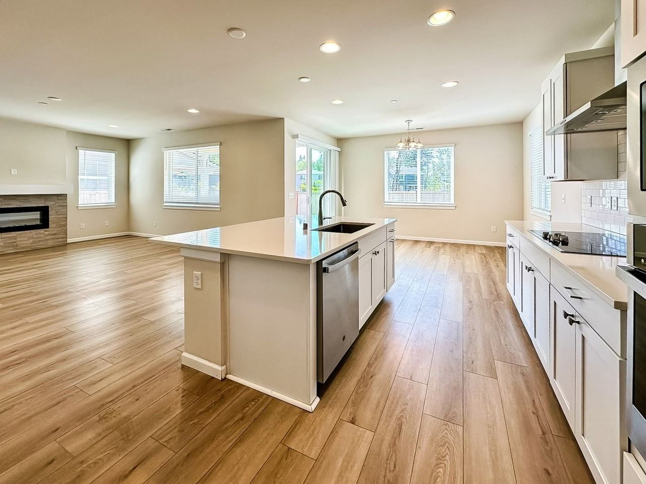 7468 87th Dr Ne - Photo 4 of 22
