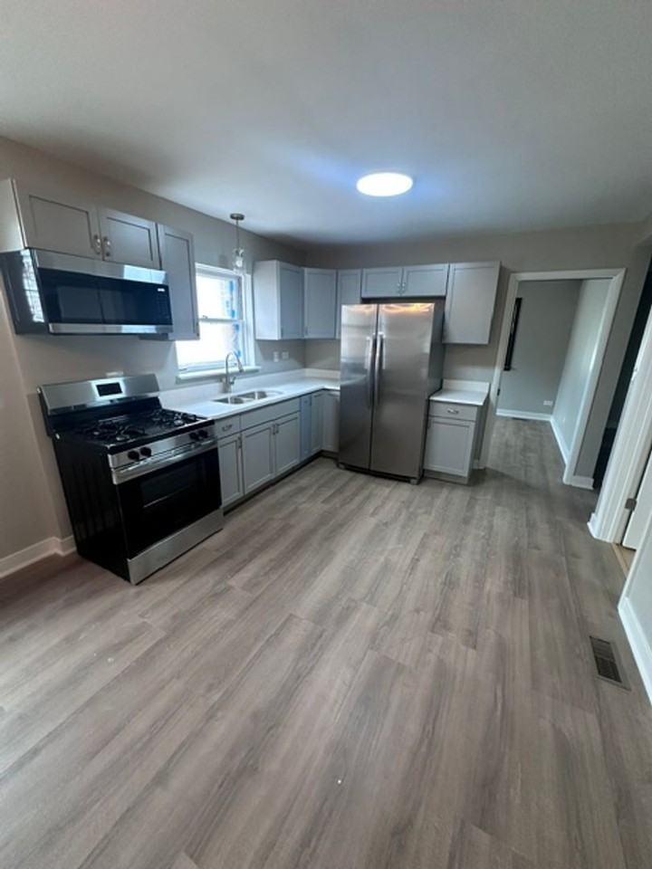 6009 S Kolin Ave - Photo 4 of 12