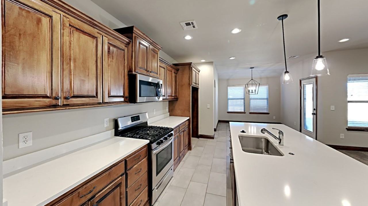 9101 Nw 143rd St - Photo 6 of 19