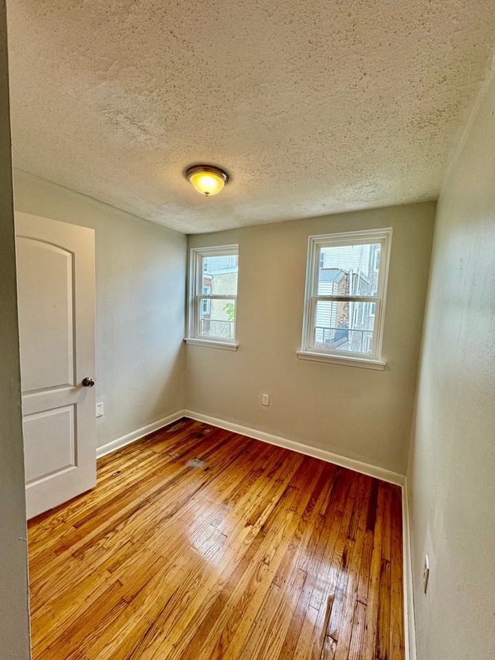 1831 N Judson St - Photo 6 of 14