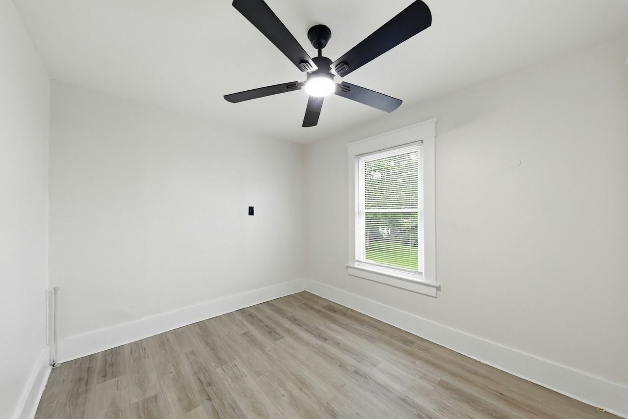 1400 Woodlawn Avenue, Unit 1400 - Photo 3 of 27