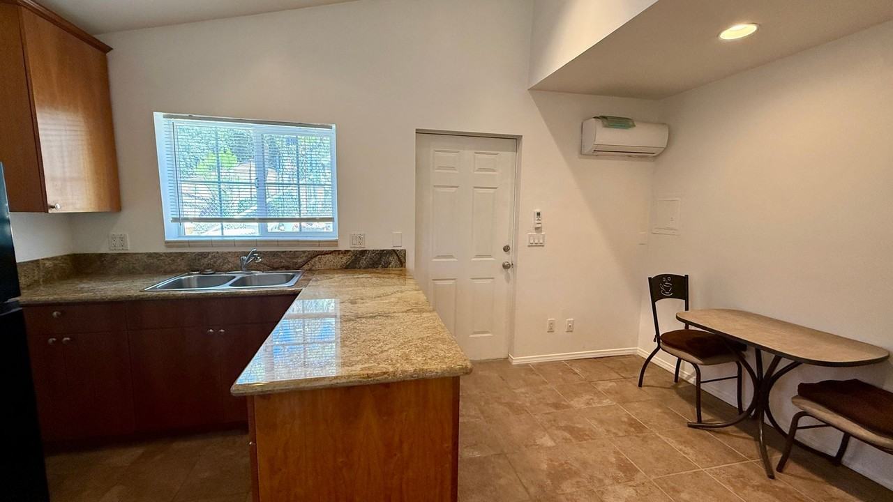 1328 Midway Dr - Photo 4 of 15