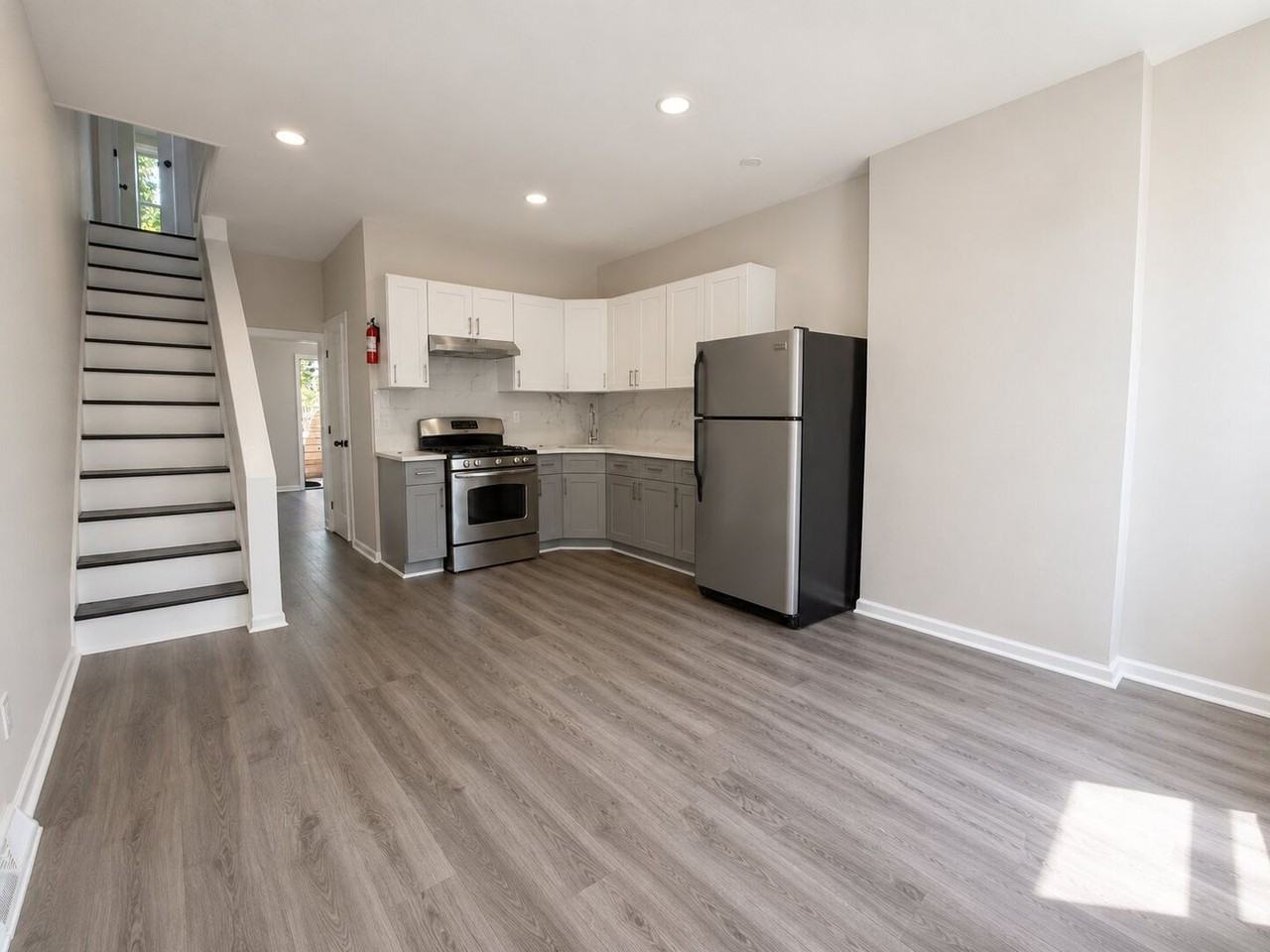 2551 N Jessup St - Photo 2 of 18