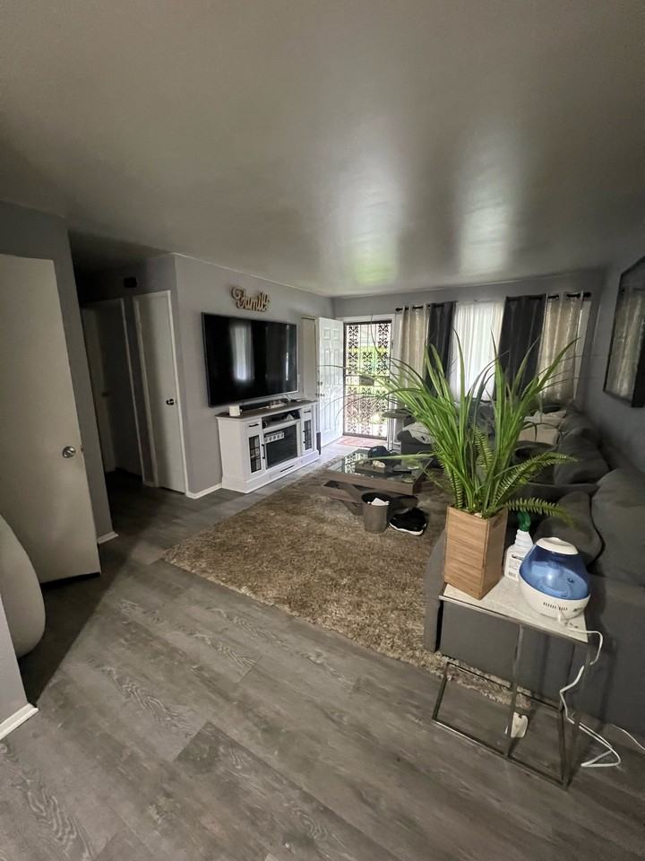 5112 W Hillcrest Ave #1 - Photo 7 of 8