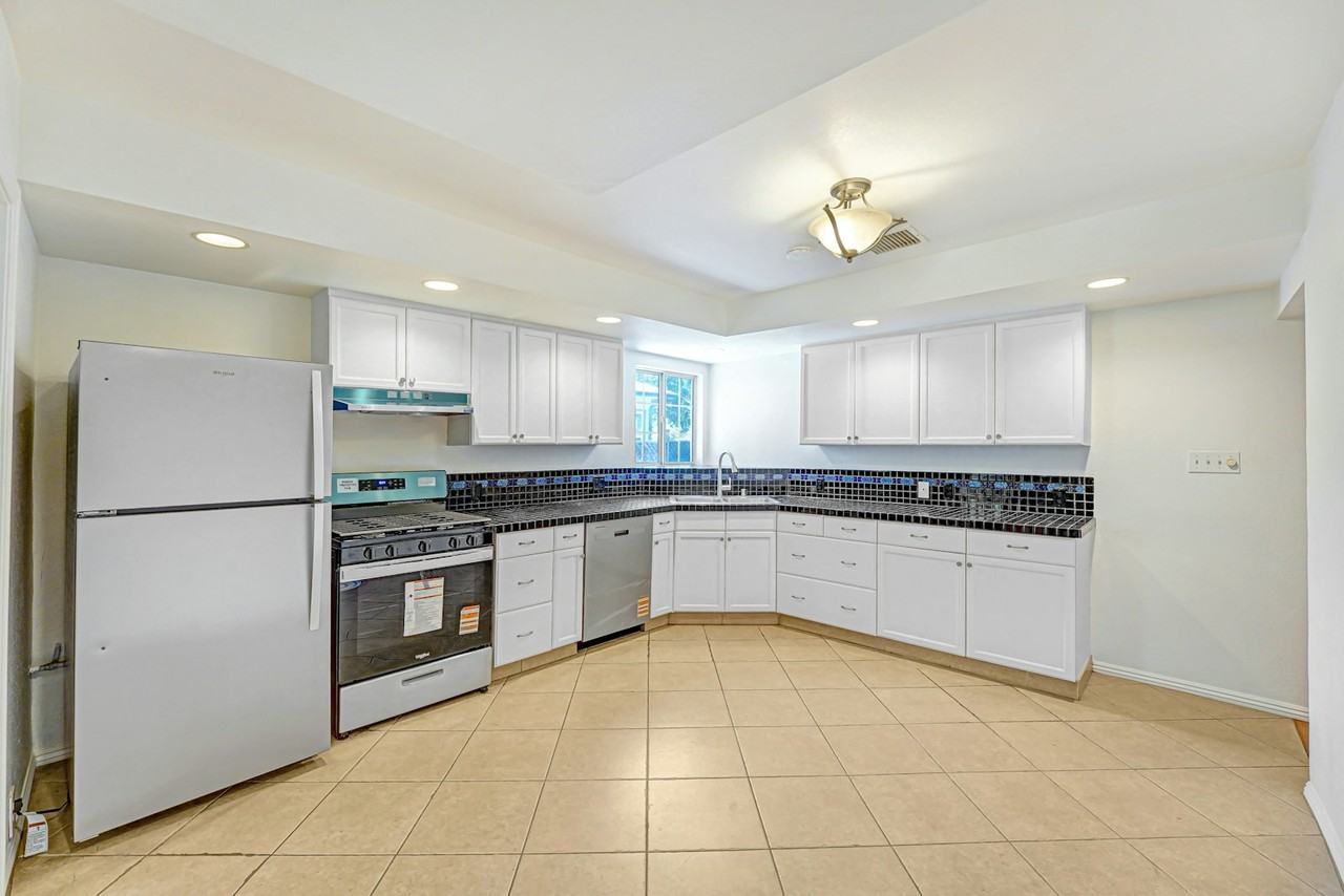 14323 Califa Street - Photo 5 of 16