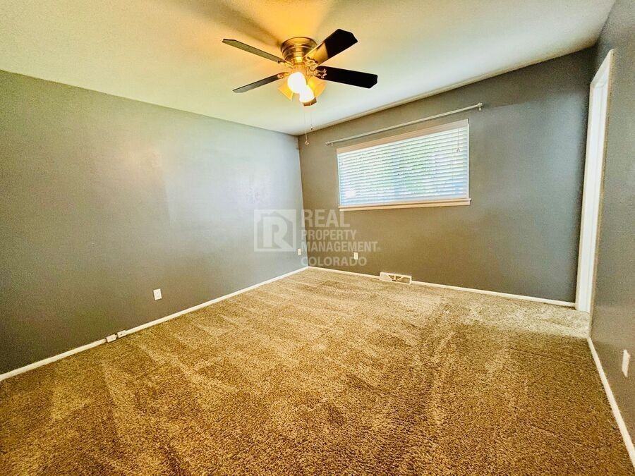9301 Julian Way - Photo 4 of 13