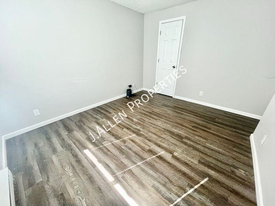 727 S 20th St #A - Photo 6 of 8