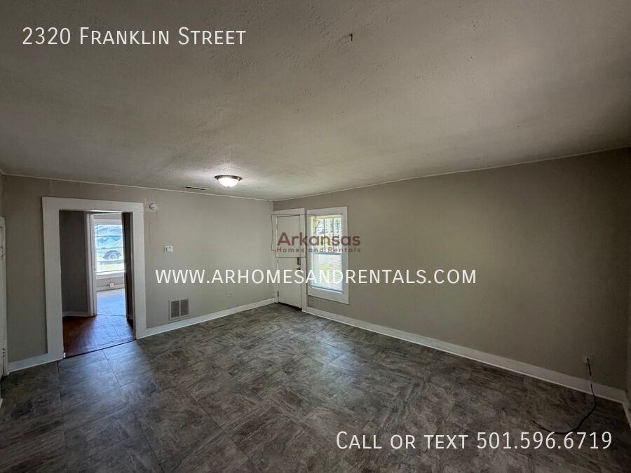 2320 Franklin St - Photo 2 of 10